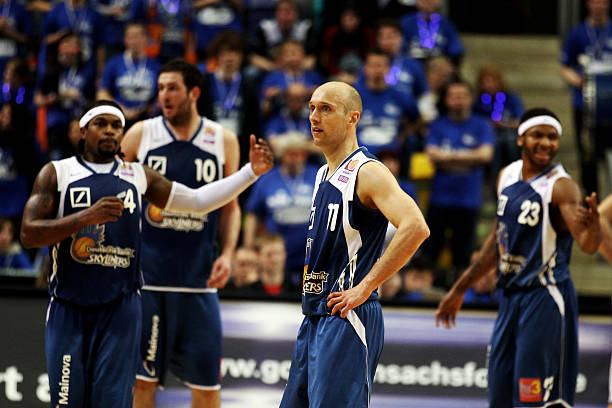 凭借坚韧不 凭借坚韧不