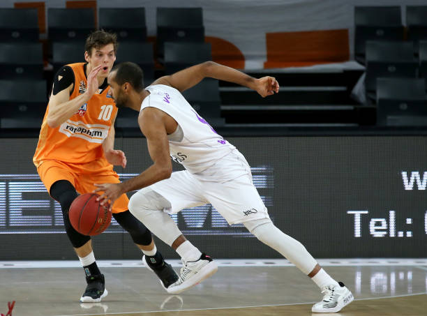 他们为她提 他们为她提